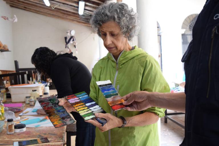 Imparte la maestra Lucila Santiago taller de esmalte