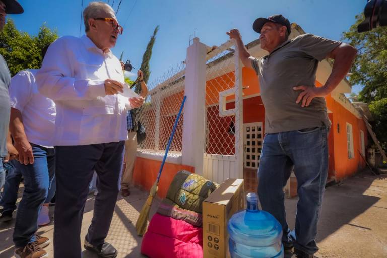 Entregan apoyos directos a familias afectadas por la tormenta Ileana en Sinaloa