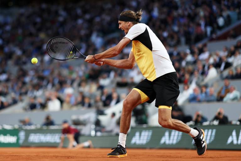Zverev escapa hacia sus cuartas semifinales consecutivas en Roland Garros