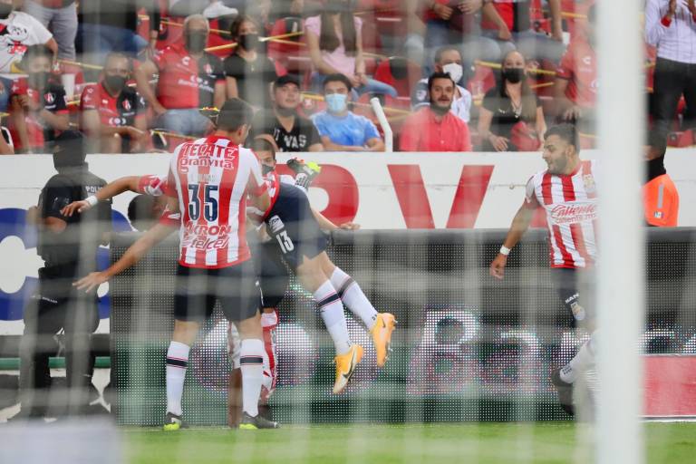 Chivas se llevó el Clásico Tapatío con golazo y se acerca al Repechaje