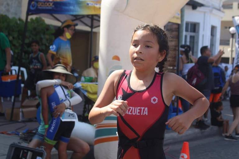Mazatlecos reciben becas para Triatlón AsTri Mazatlán 2023