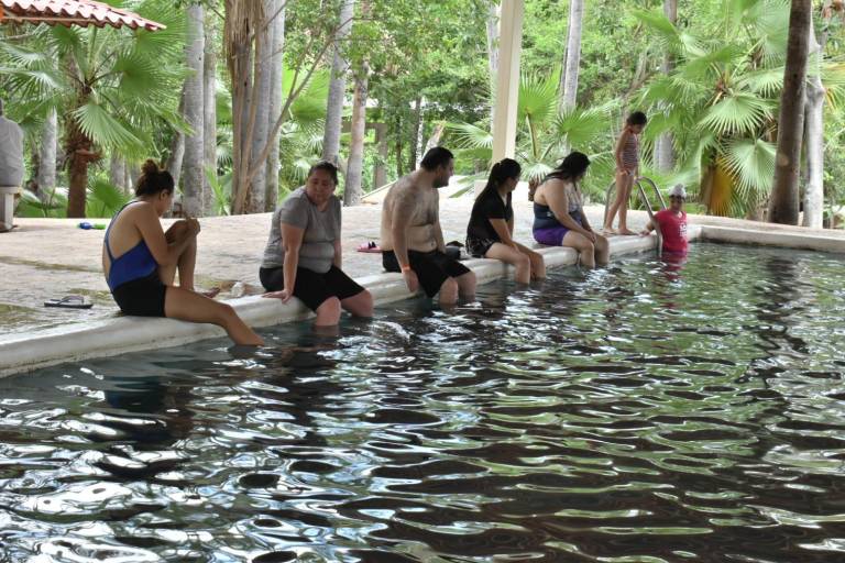 Bañistas disfrutan de sus vacaciones en las aguas termales de Imala