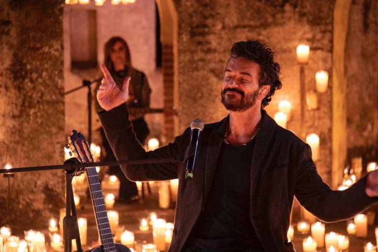 Ricardo Arjona toca en el metro de Nueva York y nadie lo reconoce