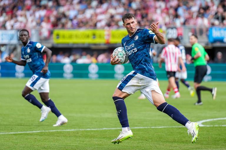 Santiago Giménez anota su primer gol de la temporada