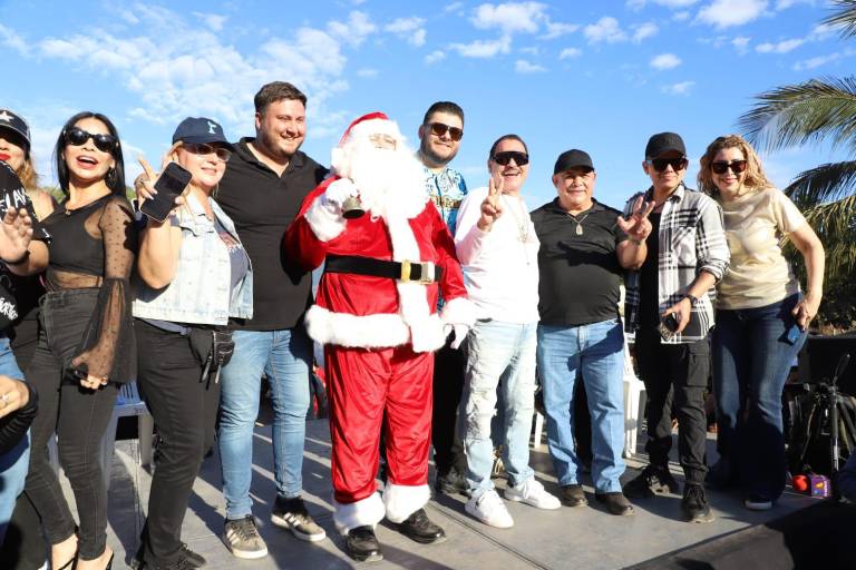 Estrellas mazatlecas llevan la Navidad a la colonia Loma Bonita
