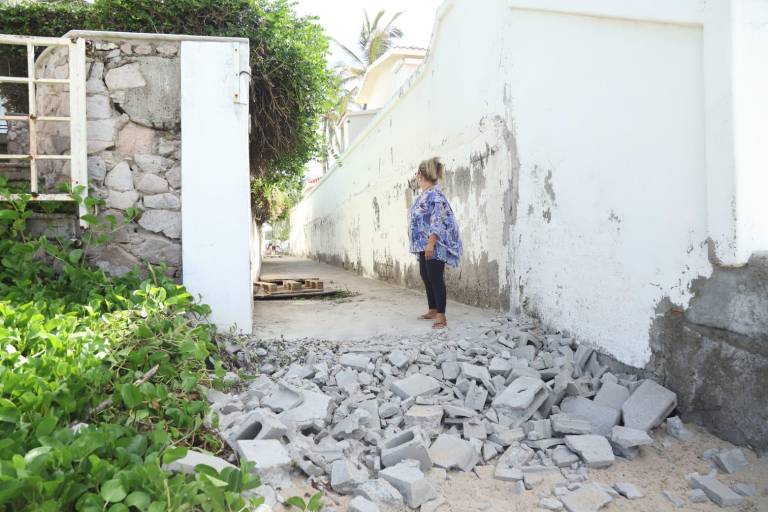 Vecinos de Sábalo Cerritos derrumban barda colocada por torre de condominios; piden se respete su derecho de acceso a la playa