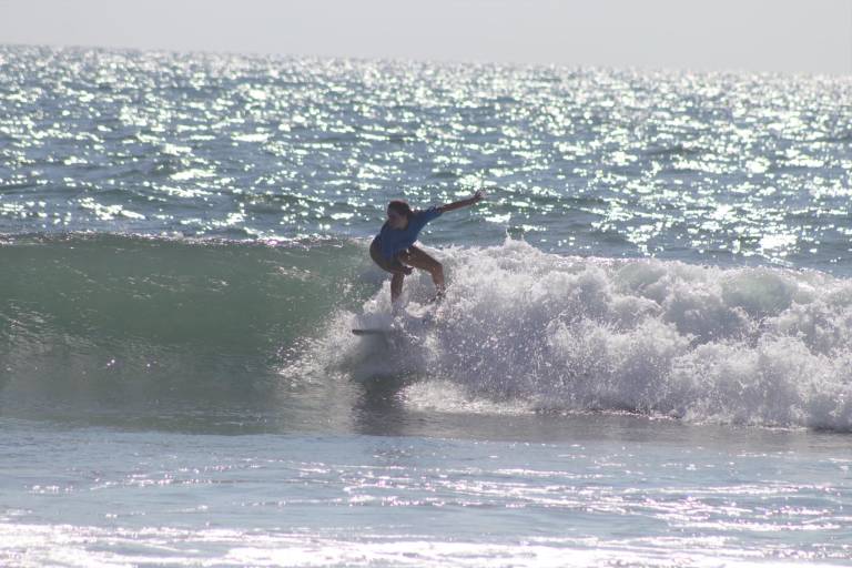Las reinas del mar se apoderan del surfing en Mazatlán