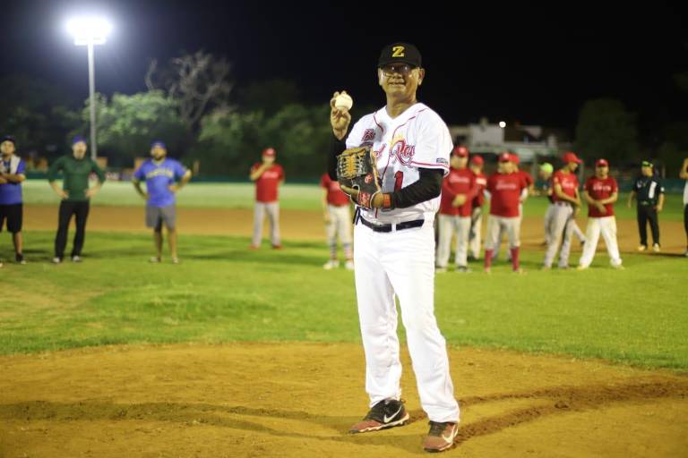 Cantan el playball en la Liga de Meseros Al Bat, en Mazatlán