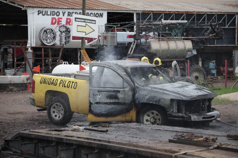 Incendio de camioneta causa daños materiales en Aguaruto, Culiacán
