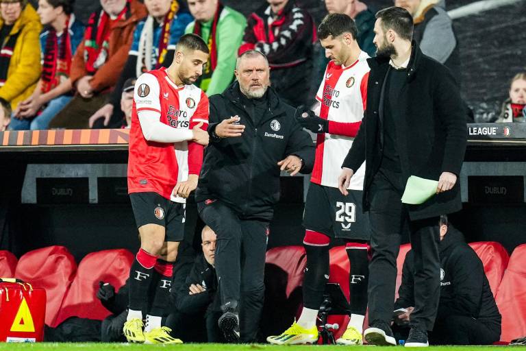 El Feyenoord y Santiago Giménez empatan en casa ante la Roma