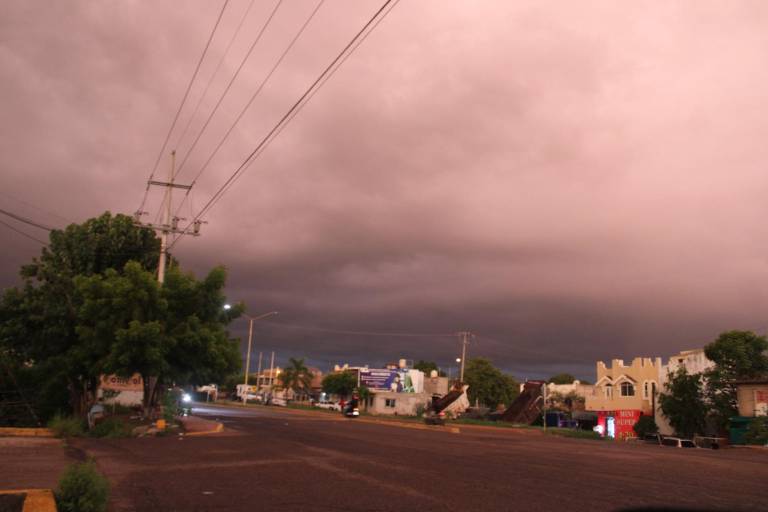 Lluvias con truenos sorprenden a vecinos de Rosario tras intenso calor
