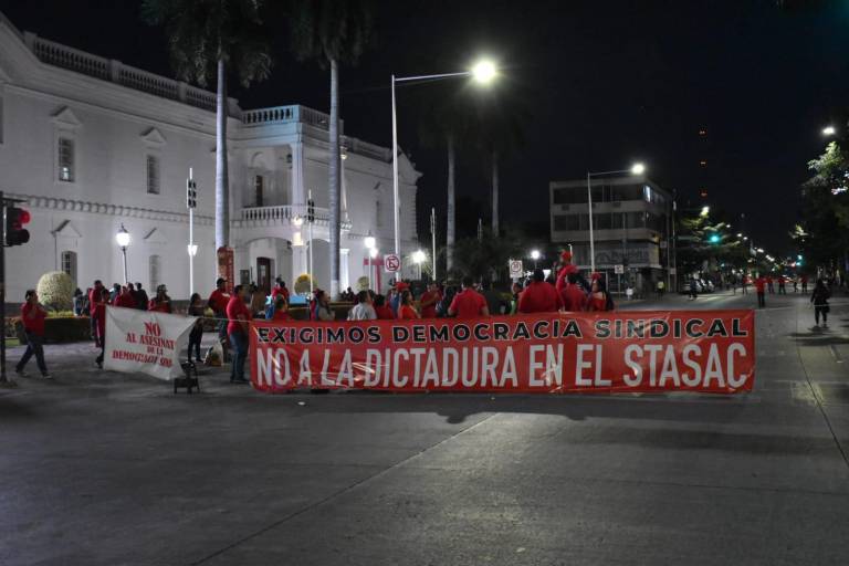 Mantienen sindicalizados bloqueo en la Obregón de Culiacán