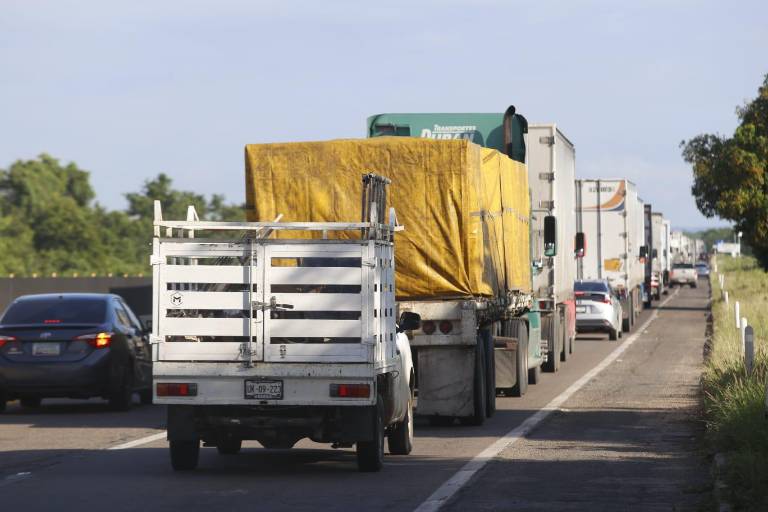 Buscan dar flujo en la autopista Mazatlán-Culiacán: rehabilitan paso alterno en tramo dañado