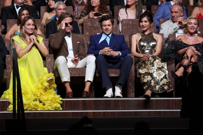 Harry Styles escupe sobre el actor Chris Pine en el Festival de Venecia