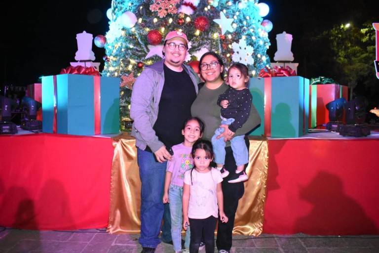 Disfrutan chicos y grandes del Encendido del Árbol de la Navidad