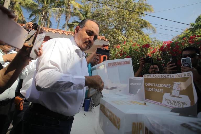 Candidato a la Alcaldía de Mazatlán, Guillermo Romero Rodríguez, acude a votar