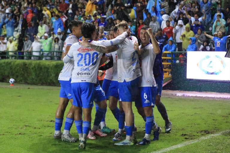 Cruz Azul recuperó liderato y le pegó al León en el debut de Berizzo