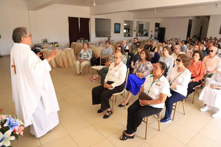 Celebran con ceremonia, reconocimientos y comida los 35 años de la fundación de Cáritas Mazatlán
