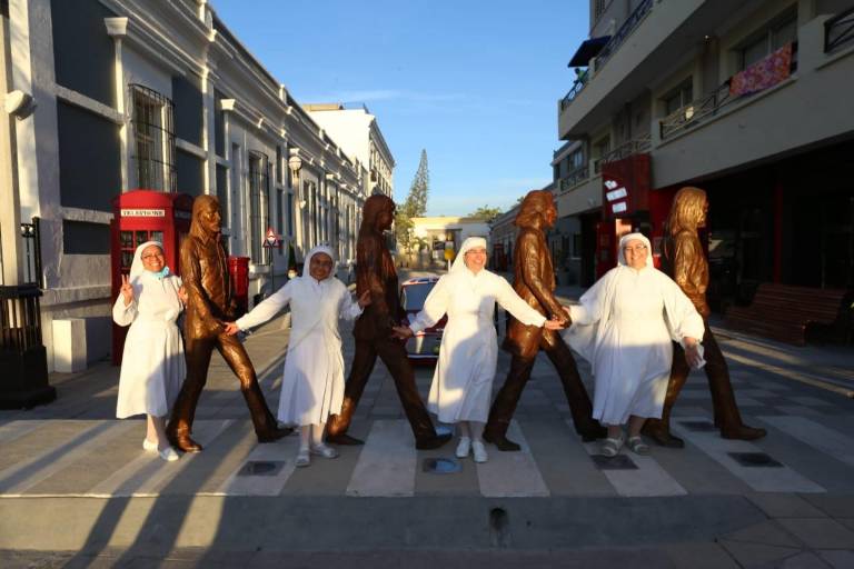 Suman más fans Los Beatles mazatlecos; hasta religiosas acuden a tomarse fotos