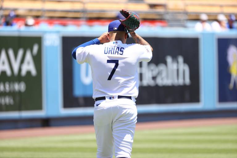 Julio Urías explota temprano ante Cachorros, pero se salva de la derrota