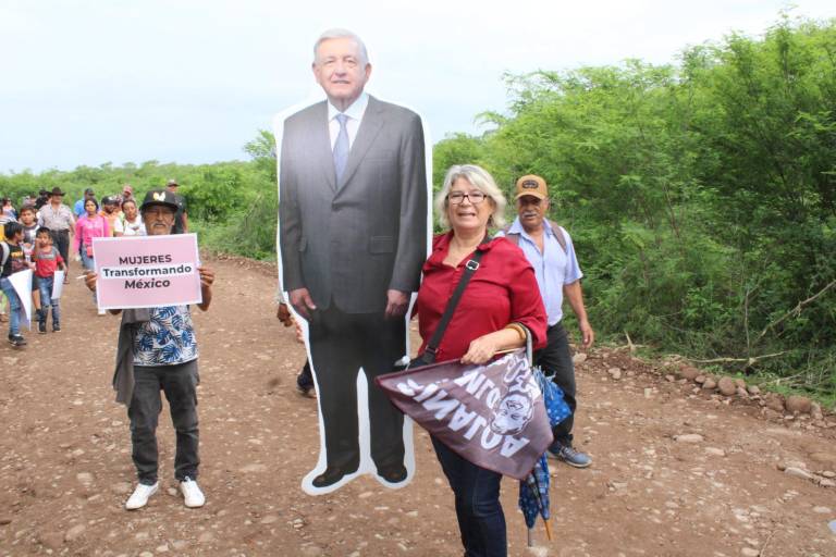 Dora llega al evento con imagen de López Obrador con la ilusión de conocerlo en persona