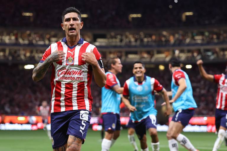 Chivas saca mínima ventaja ante Toluca en el Akron
