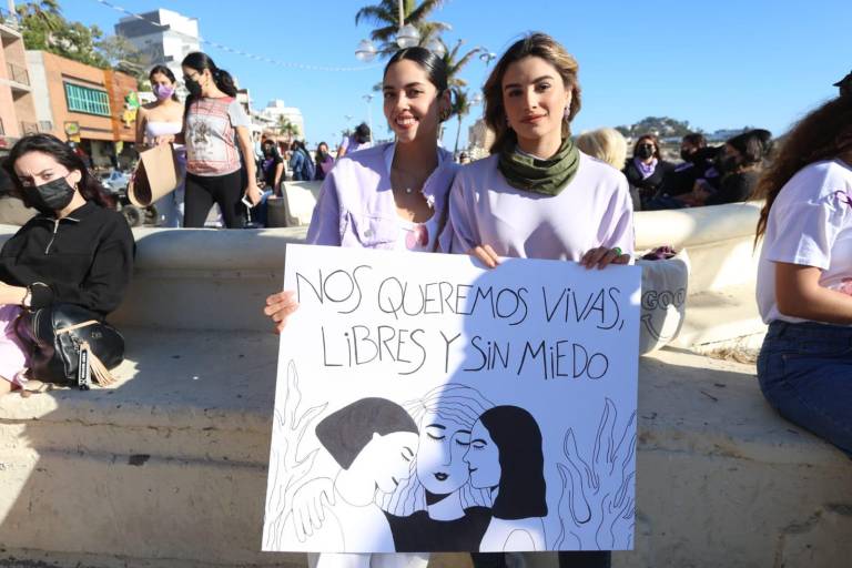 Carolina II y Libia, Reinas del Carnaval 2022 y 2020, se suman a la manifestación del 8M