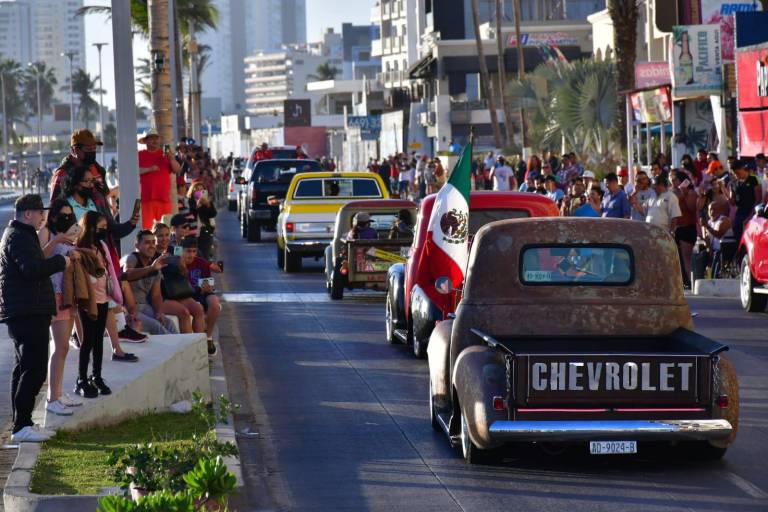 Semana de la Troca: Cientos de camionetas recorren el malecón de Mazatlán