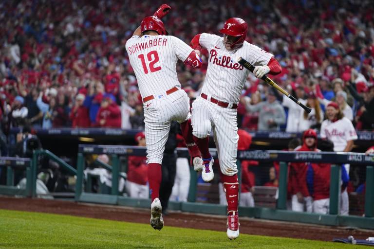 Filis estallan ante Padres y se colocan a un paso de la Serie Mundial
