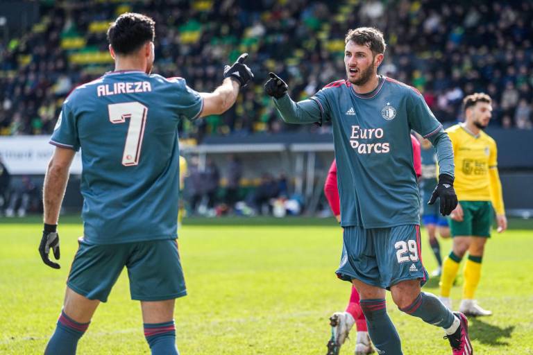 Santiago Giménez anota su sexto gol en la Eredivisie