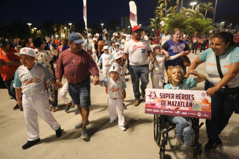 Conviven Súper Héroes alrededor del beisbol