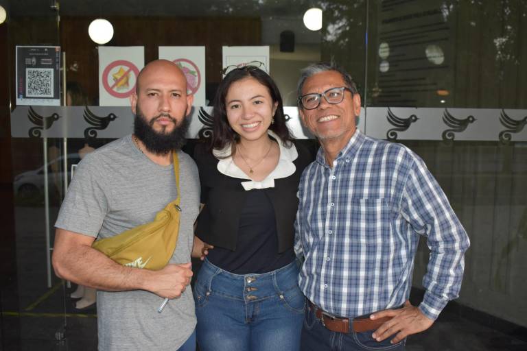 Disfrutan familias de la danza para niños con Flores Teatro-Danza