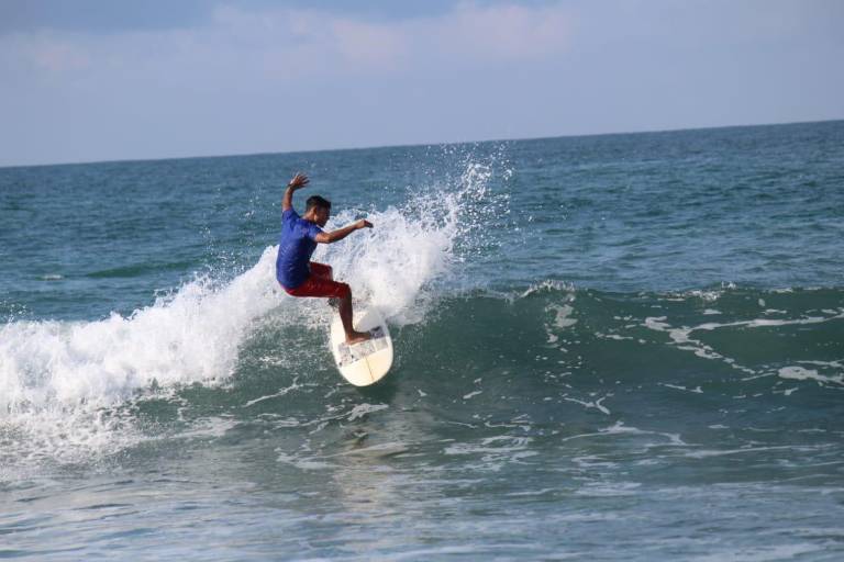 Surcan las olas en el estatal