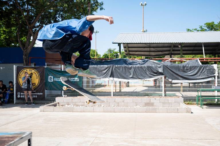 Jóvenes disfrutan de la adrenalina extrema en el torneo de Skateboard