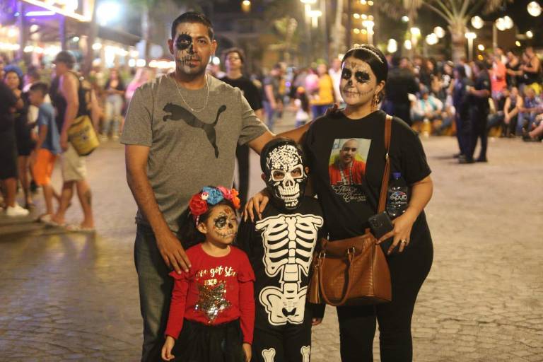 Disfrutan mazatlecos del desfile de Día de Muertos en Olas Altas