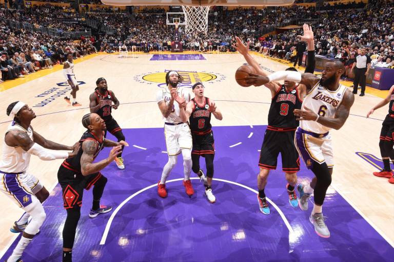Lakers cae en el regreso de LeBron James