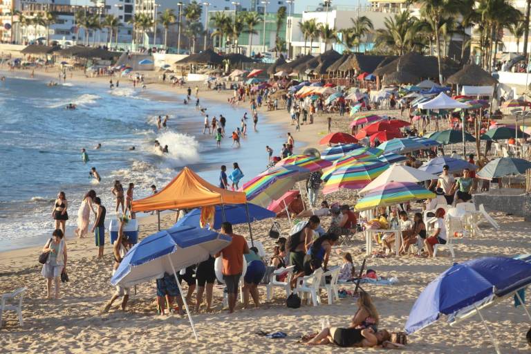 Esperan 120 mil visitantes a Mazatlán para observación del Eclipse Solar de este lunes