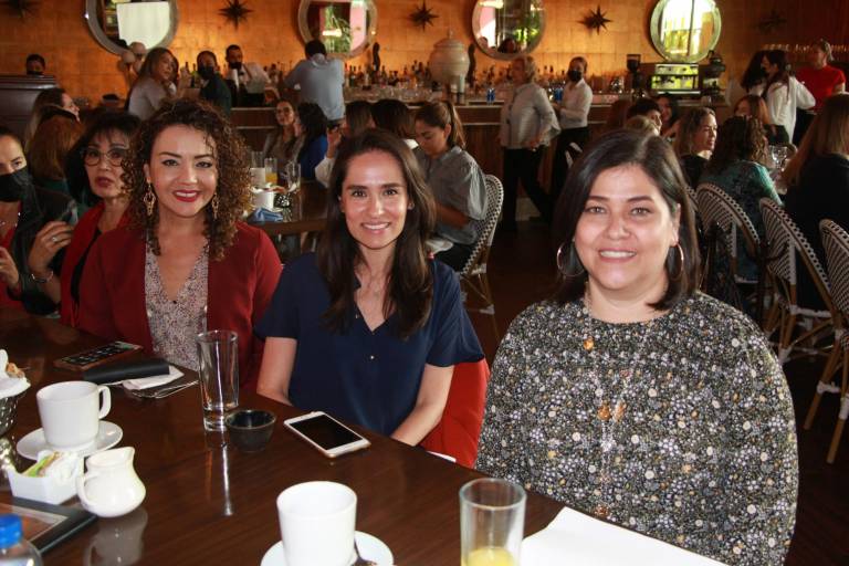 Con visión empresarial, comparte su experiencia