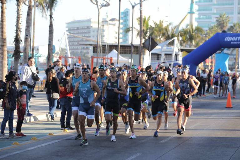 Selectivo estatal de acuatlón de apodera del malecón de Mazatlán