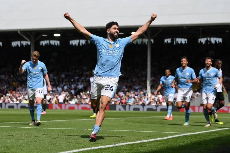 Manchester City golea al Fulham y toma la cima de la Premier League