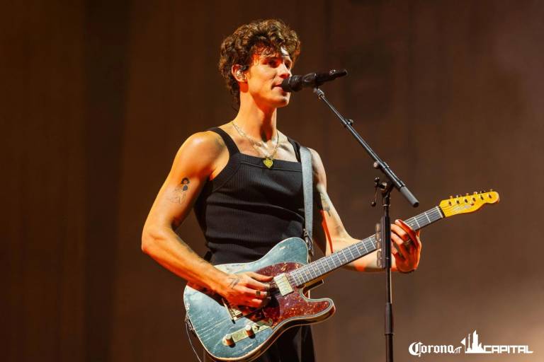 Shawn Mendes besa a fan en el Corona Capital para cerrar la segunda noche