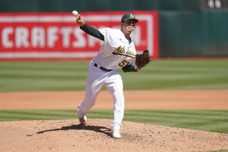Adrián Martínez escapa sin decisión en duelo de batazos en Oakland