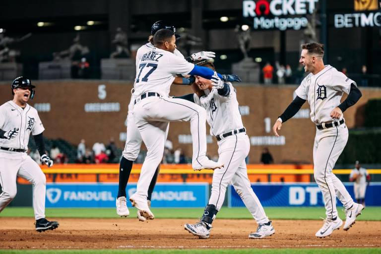 Tigres dejan tendidos a Bravos con hit de oro de Spencer Torkelson