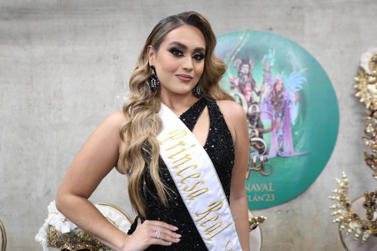 Recibe su corona Víctor II como Rey del Carnaval de Mazatlán 2023