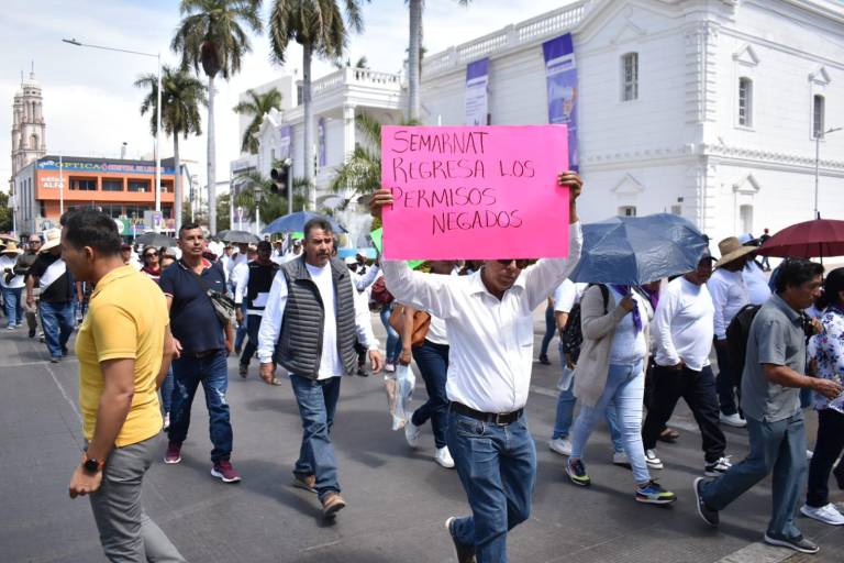 Decenas de vendedores de playa de Mazatlán protestan en Culiacán