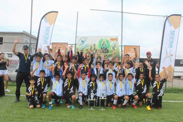 Pandas FC Azul se estrena como campeón de la Burócrata