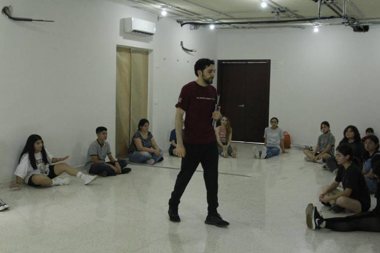 Se preparan jóvenes para la escena