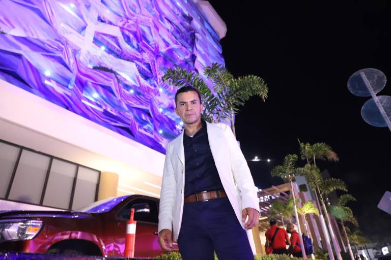 Sergio Ramírez termina en Mazatlán el que, hasta hoy, es el mural más importante de su carrera