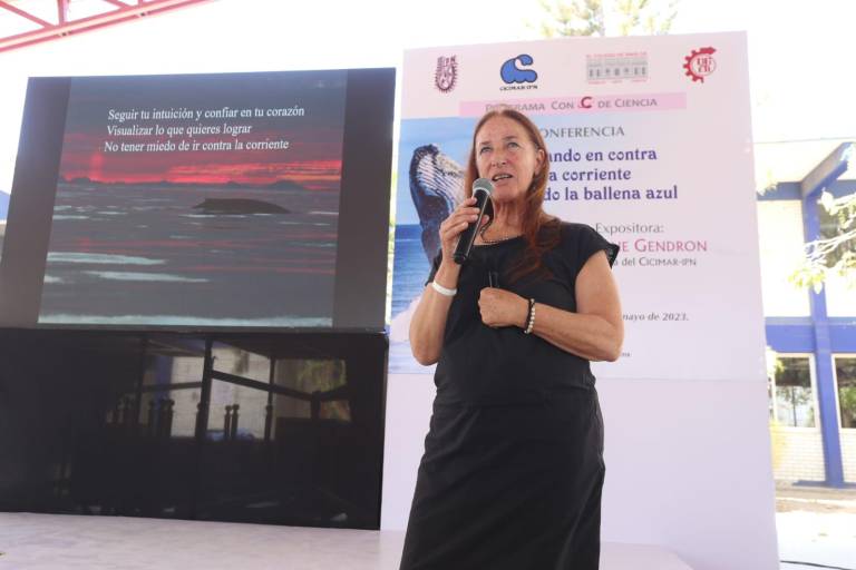 Diane Gendron explica sobre la vida de la ballena azul a alumnos del Cbtis 51