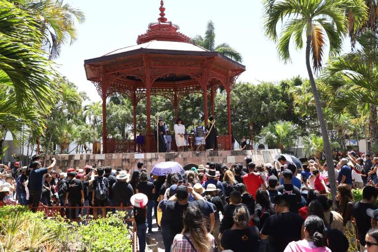 Presencian mazatlecos y turistas Viacrucis en calles del Centro
